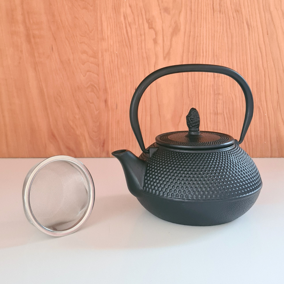 Tetera Bolton de Fierro Fundido Negra con Filtro 0.8 Litros