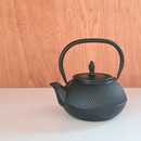 Tetera Bolton de Fierro Fundido Negra con Filtro 0.8 Litros-1