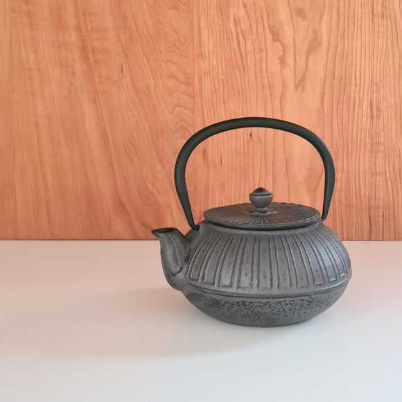 Tetera Bolton Fierro Fundido Gris con Filtro 0.65 Litros