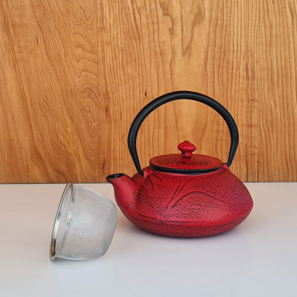 Tetera Bolton Fierro Fundido Roja con Filtro 0.55 Litros