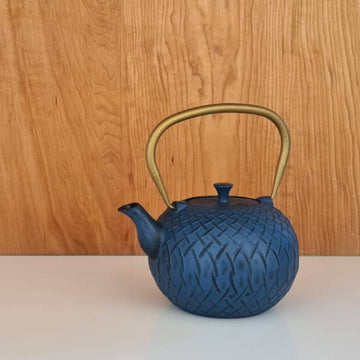 Tetera Bolton de Fierro Fundido Azul con Filtro 1 Litro