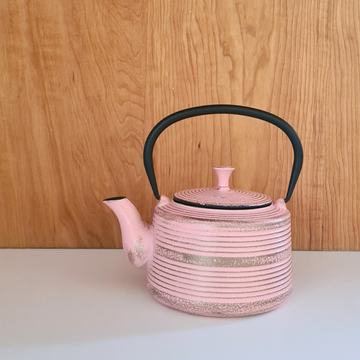 Tetera Bolton de Fierro Fundido Rosada con Filtro 0.75 Litros