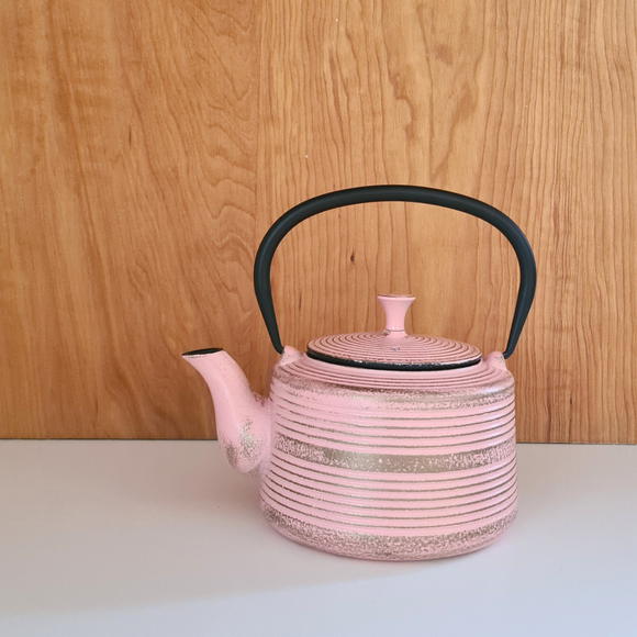 Tetera Bolton de Fierro Fundido Rosada con Filtro 0.75 Litros