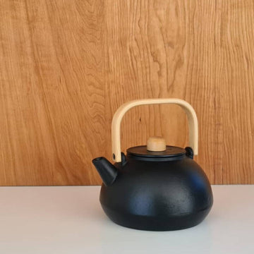 Tetera Bolton de Fierro Fundido Negra con Mango Madera y Filtro 1.2 Litros