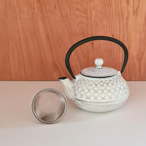 Tetera Bolton Fierro Fundido Blanca con Filtro 0.5 Litros