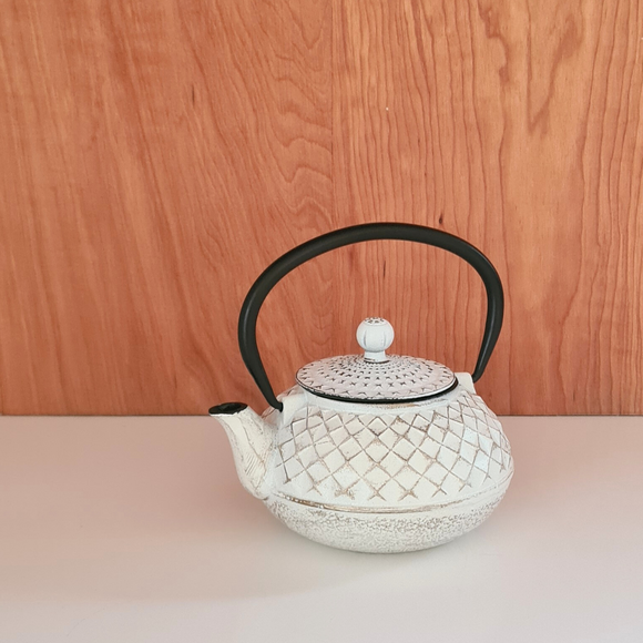 Tetera Bolton Fierro Fundido Blanca con Filtro 0.5 Litros