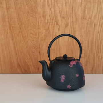 Tetera Bolton Fierro Fundido Negro con Rosa con Filtro 0.95 Litros